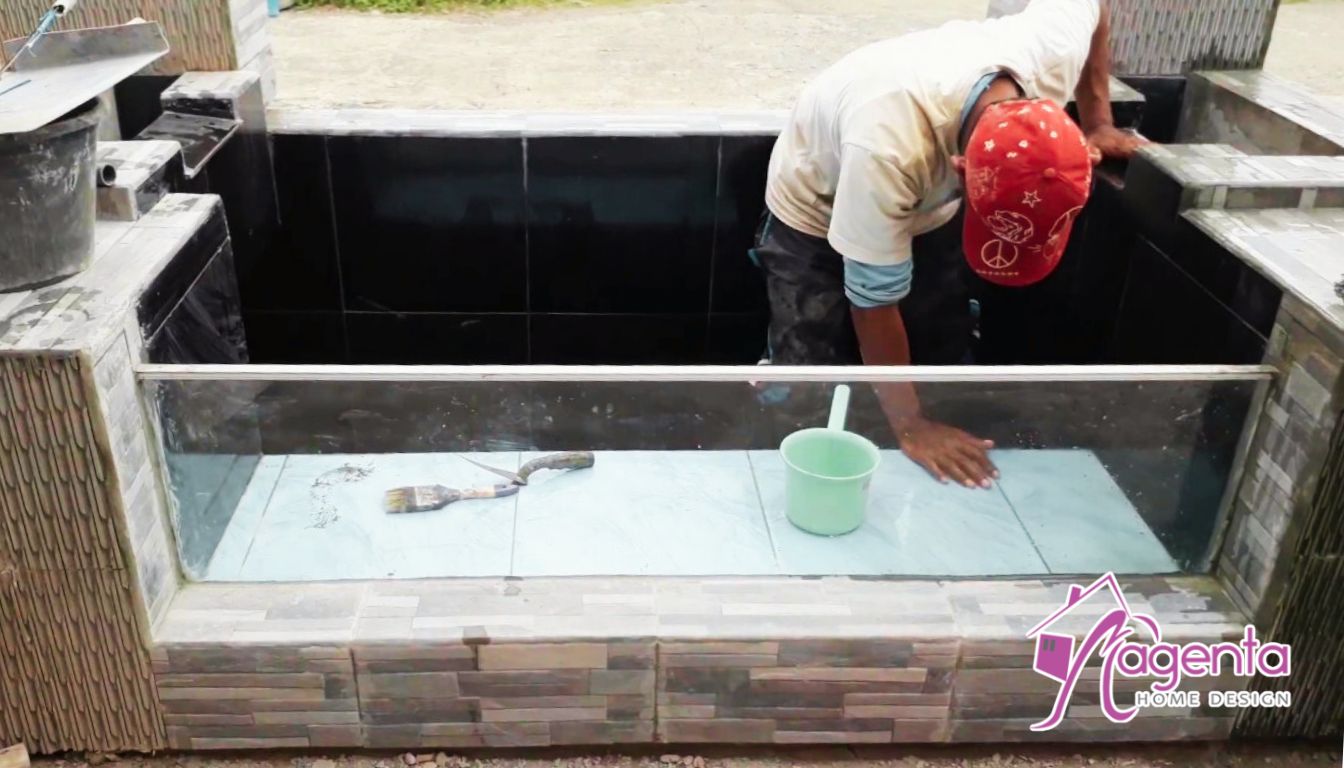 Kolam ikan bocor dikeringkan untuk diperbaiki
